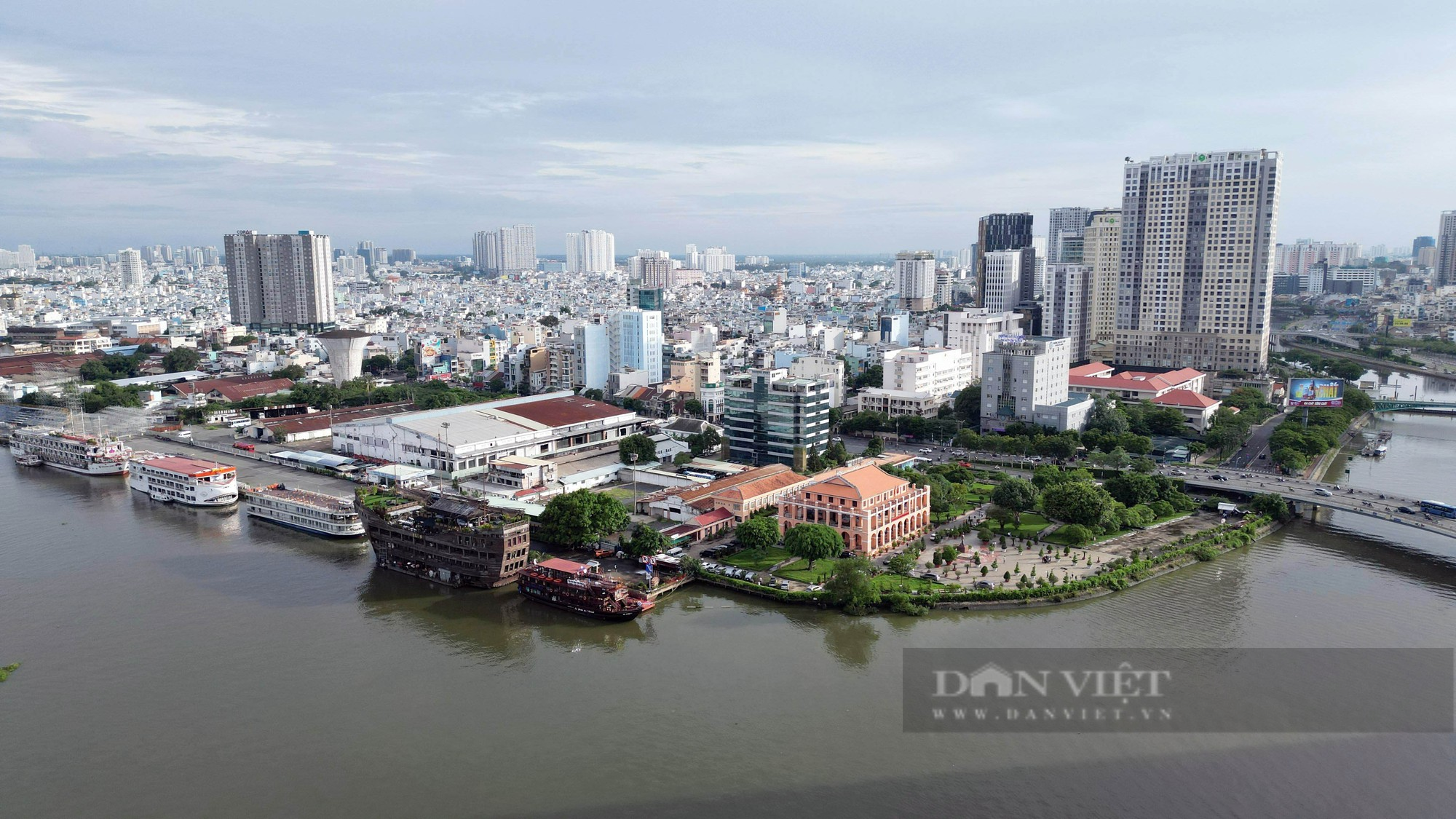 Đối lập hai bên bờ sông Sài Gòn: nơi nhà cao tầng san sát, nơi vẫn giữ vẻ hoang sơ - Ảnh 1.