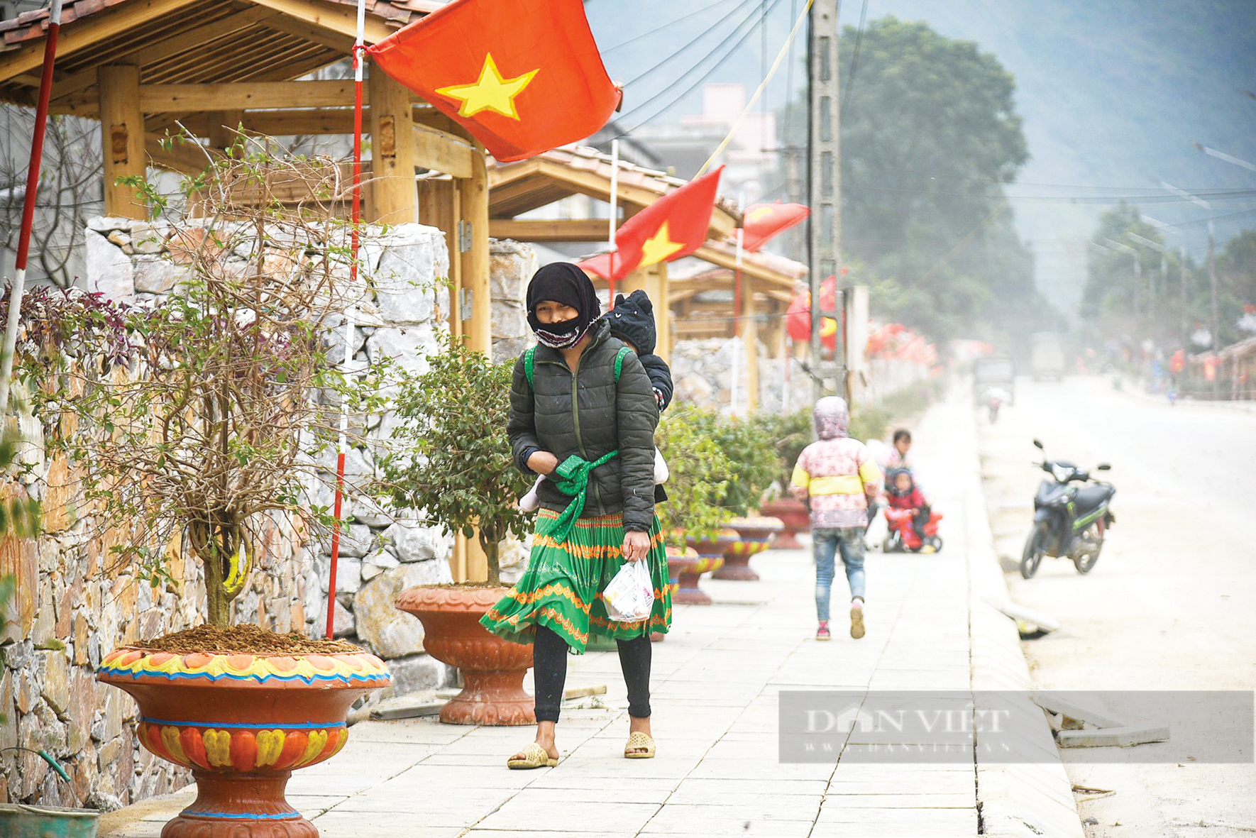 Hàng rào đá, cổng gỗ, mái ngói âm dương - dấu ấn xã NTM Hà Giang - Ảnh 1.