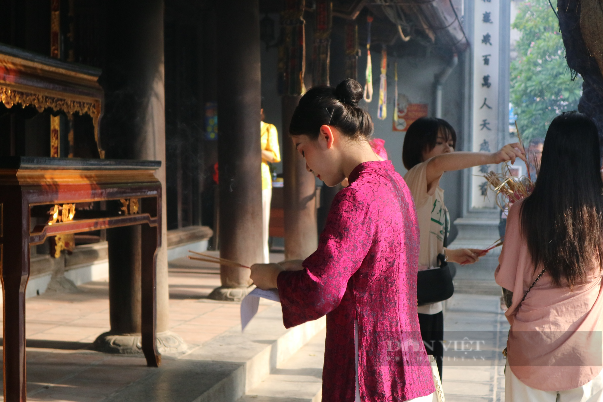 Chiều muộn, giới trẻ vẫn tới chùa Hà xin &quot;thoát ế&quot; ngày Thất tịch - Ảnh 7.