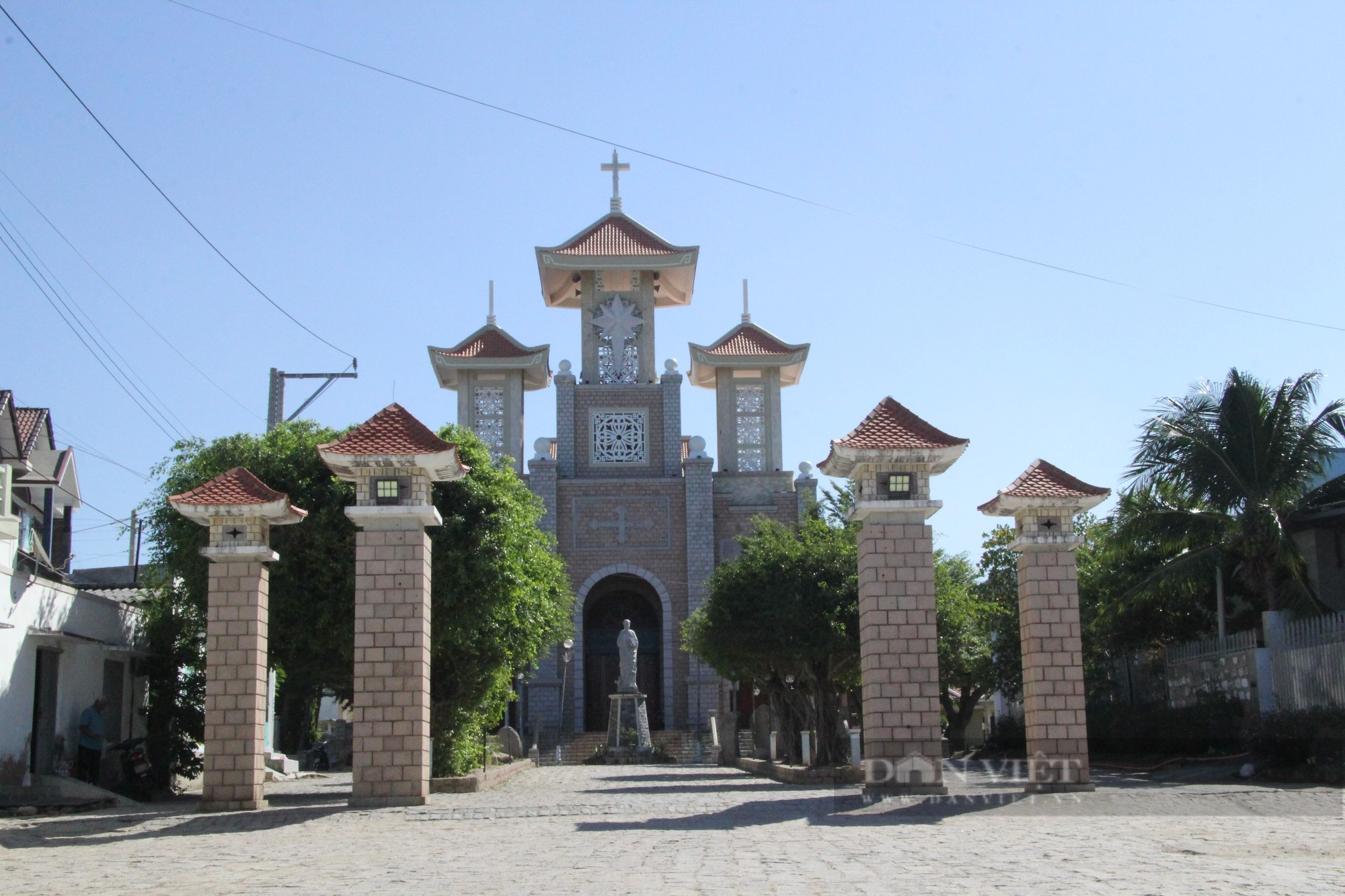 Nhà thờ đá bên bờ biển có tượng Đức Mẹ trên núi là mái nhà chung của người công giáo ở Ninh Thuận - Ảnh 1.
