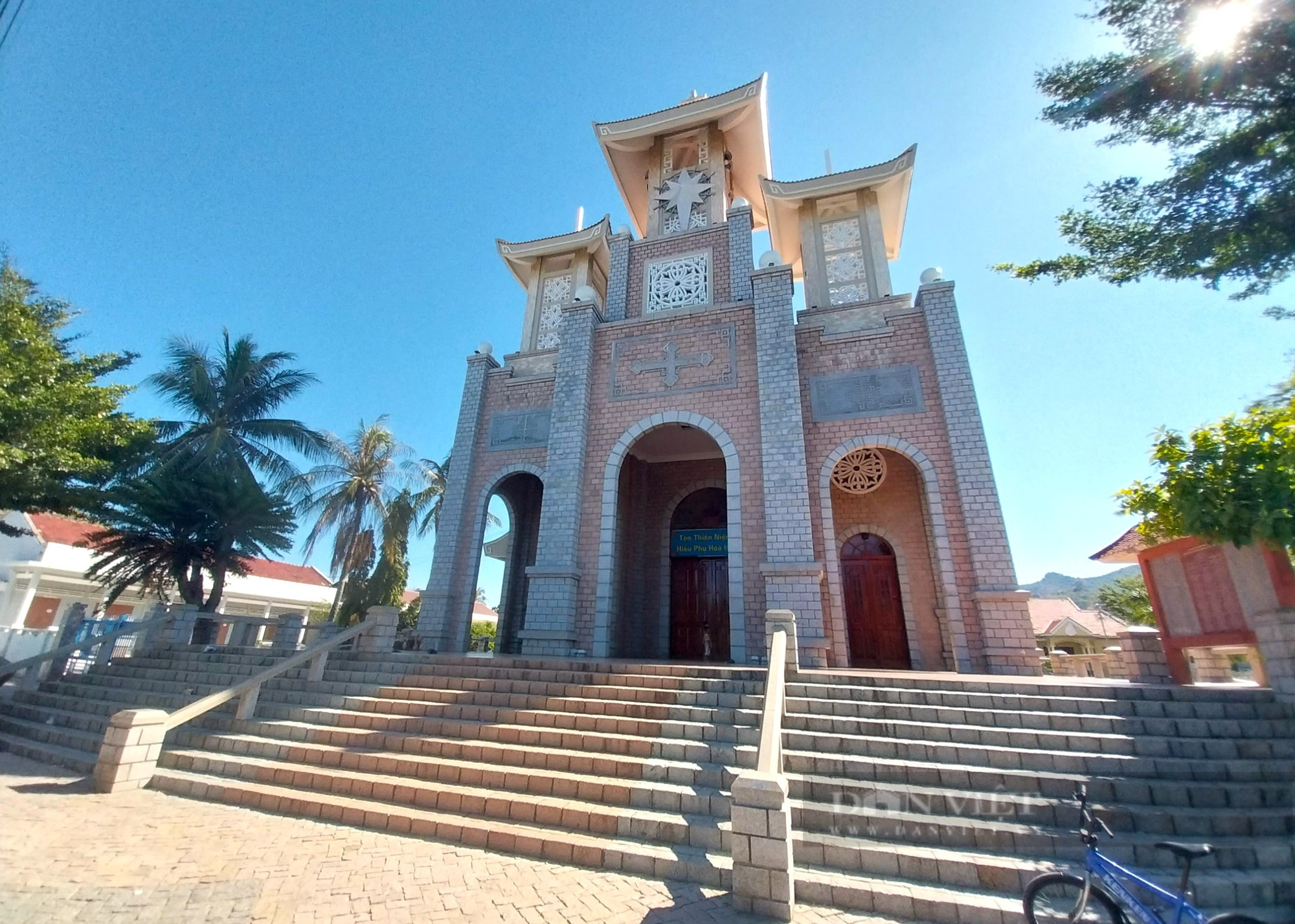 Nhà thờ đá bên bờ biển có tượng Đức Mẹ trên núi là mái nhà chung của người công giáo ở Ninh Thuận - Ảnh 3.