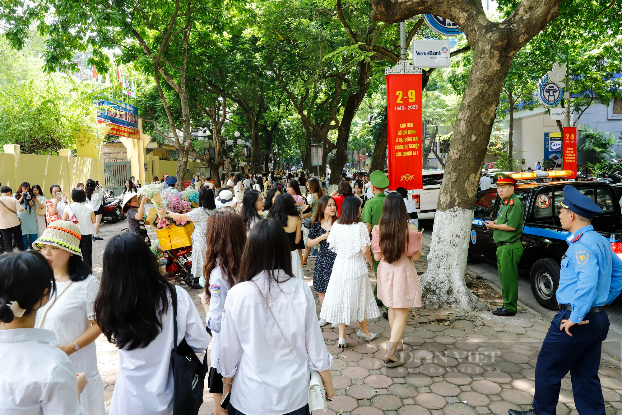 Giới trẻ ùn ùn đổ về đường Phan Đình Phùng chụp ảnh, nhưng lại vắng tanh ngay sau đó - Ảnh 6.