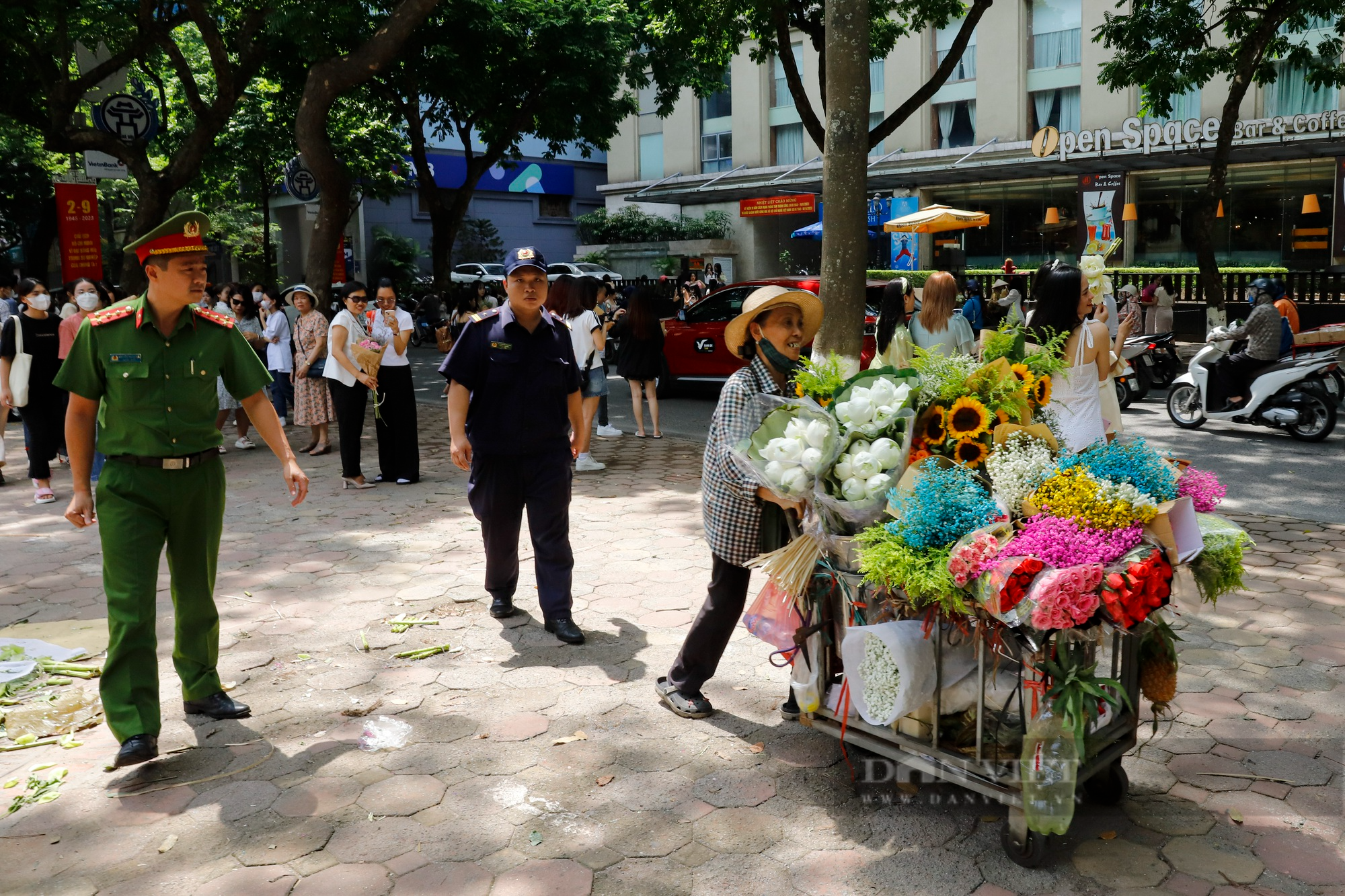 Giới trẻ ùn ùn đổ về đường Phan Đình Phùng chụp ảnh, nhưng lại vắng tanh ngay sau đó - Ảnh 7.