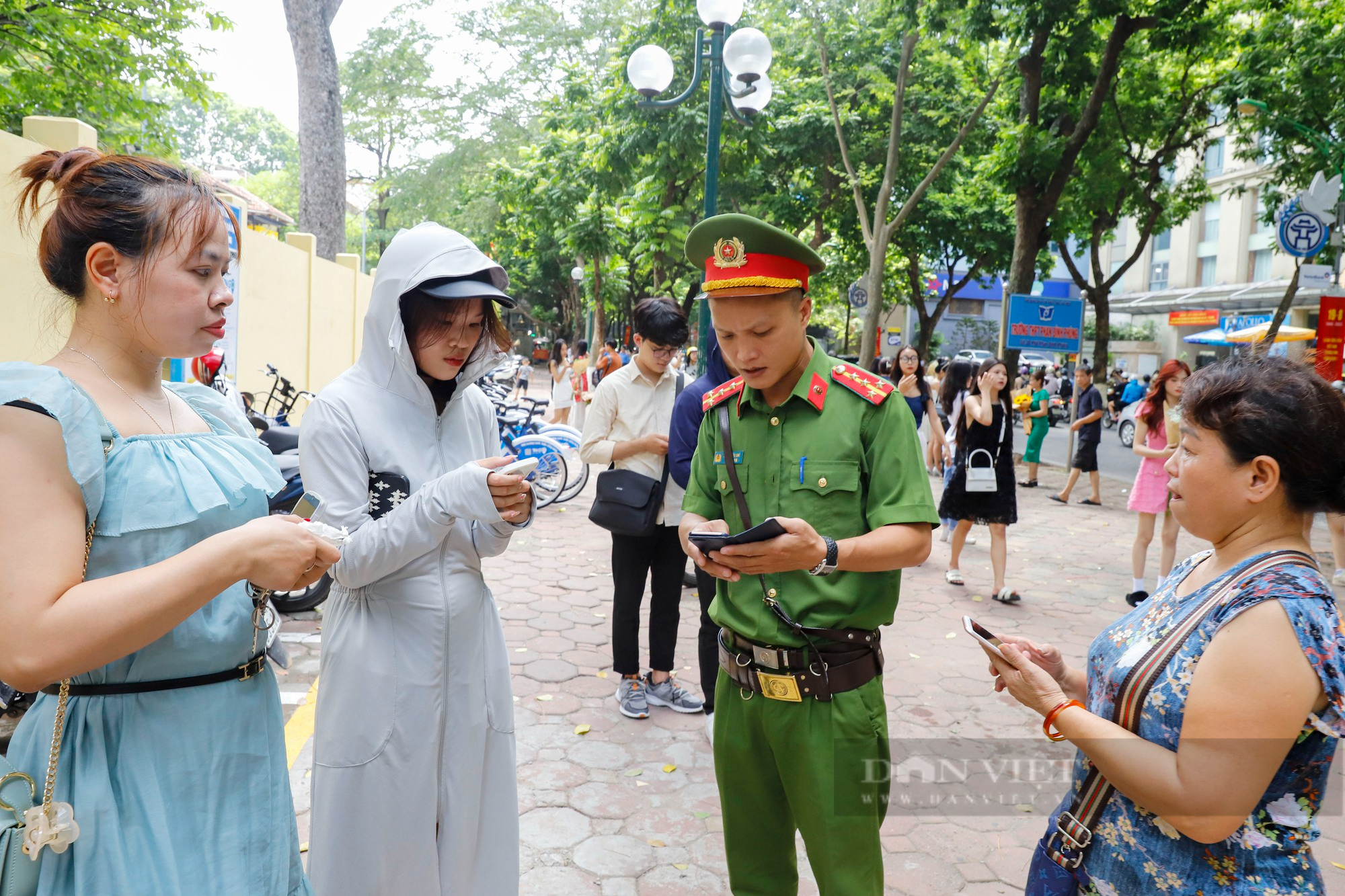 Giới trẻ ùn ùn đổ về đường Phan Đình Phùng chụp ảnh, nhưng lại vắng tanh ngay sau đó - Ảnh 9.