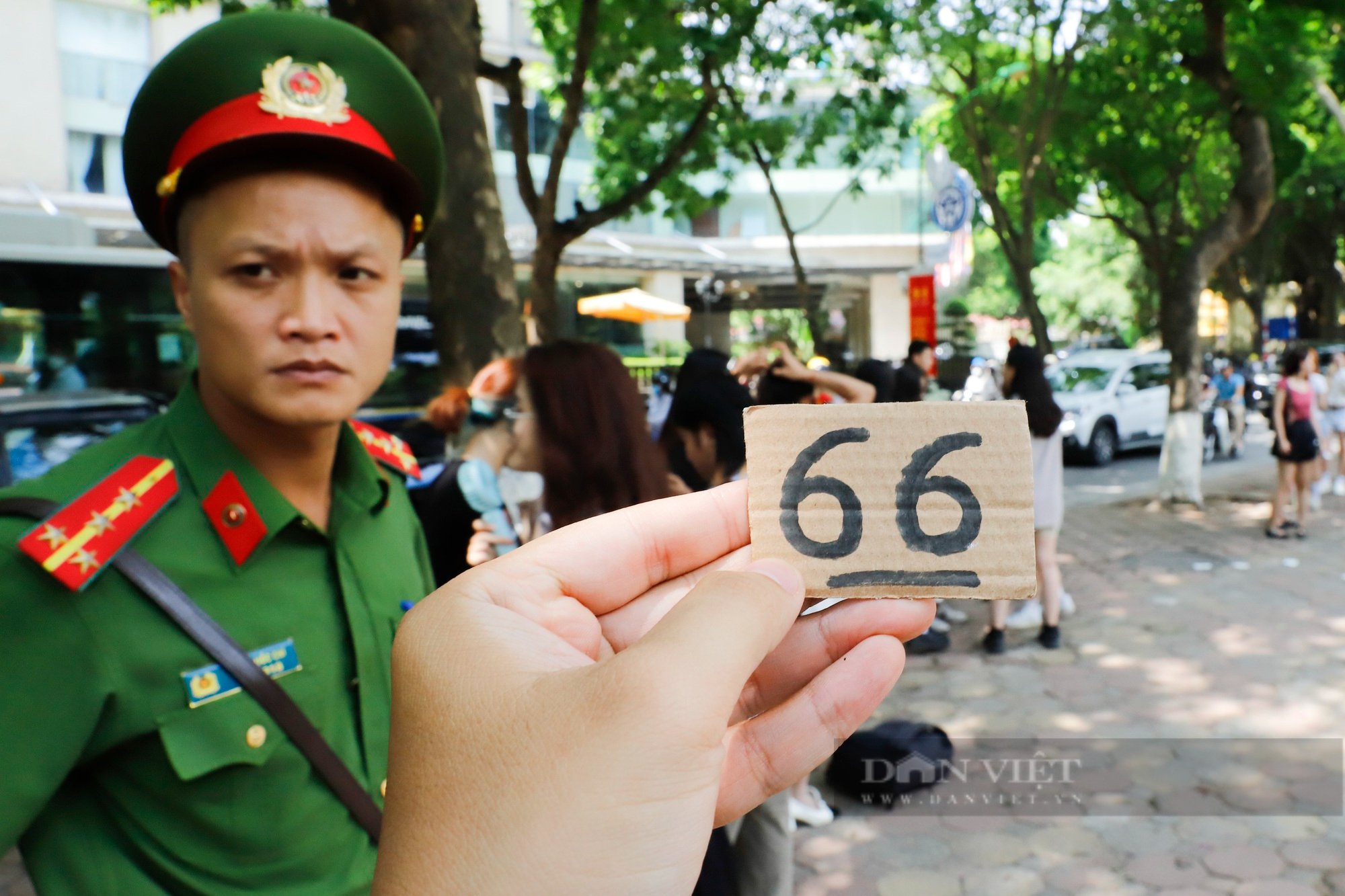 Giới trẻ ùn ùn đổ về đường Phan Đình Phùng chụp ảnh, nhưng lại vắng tanh ngay sau đó - Ảnh 10.