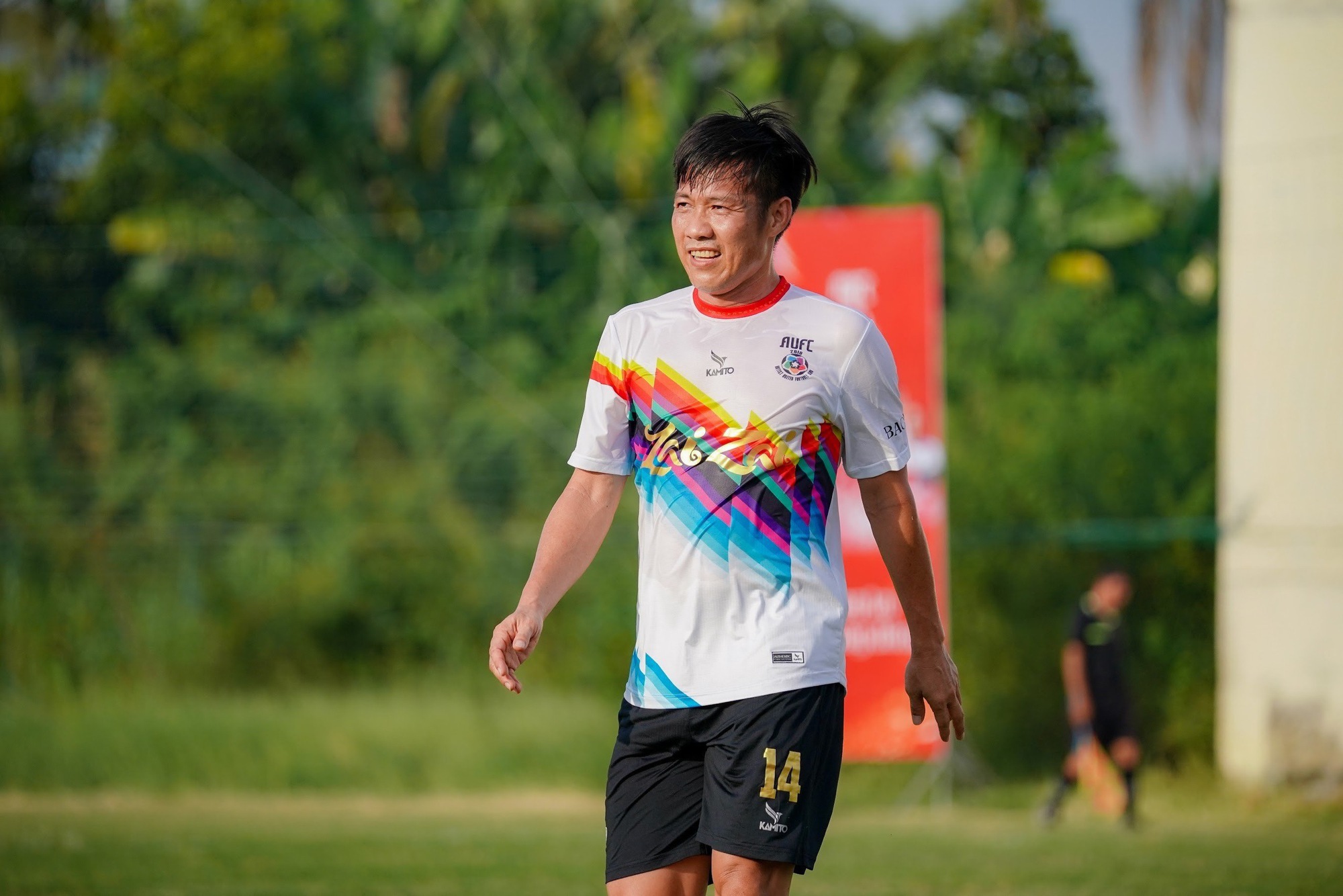 Ca sỹ Hoàng Bách cùng cựu cầu thủ CLB Khánh Hoà tham dự &quot;Tour bóng đá vì nụ cười&quot; - Ảnh 5.