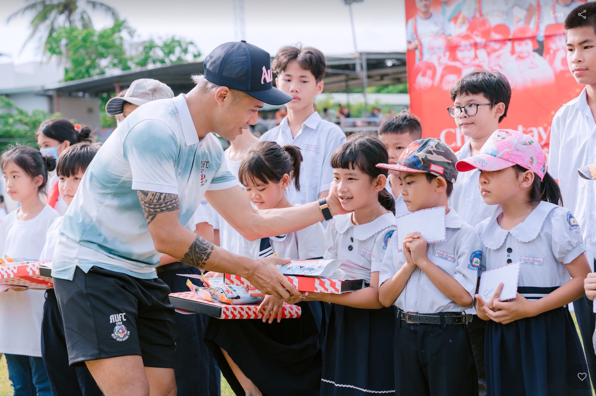 Ca sỹ Hoàng Bách cùng cựu cầu thủ CLB Khánh Hoà tham dự &quot;Tour bóng đá vì nụ cười&quot; - Ảnh 3.