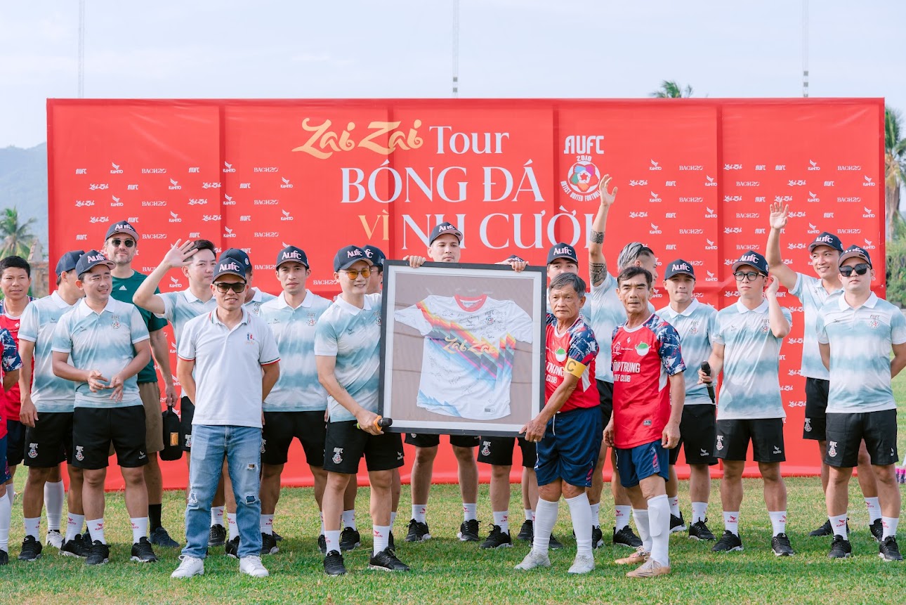 Ca sỹ Hoàng Bách cùng cựu cầu thủ CLB Khánh Hoà tham dự &quot;Tour bóng đá vì nụ cười&quot; - Ảnh 8.