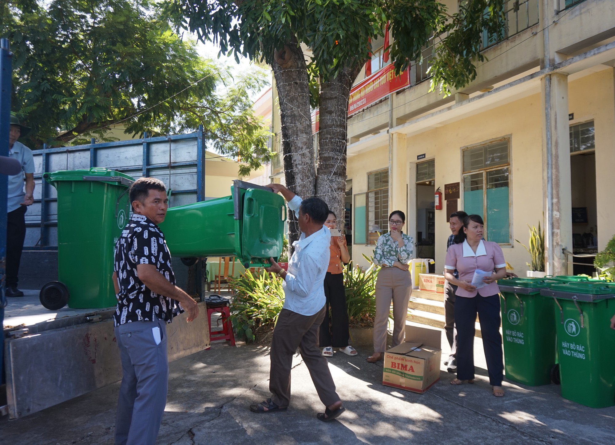 Đà Nẵng: Tổ chức bàn giao vật tư hỗ trợ nông dân xây dựng mô hình xử lý rác thải - Ảnh 7.