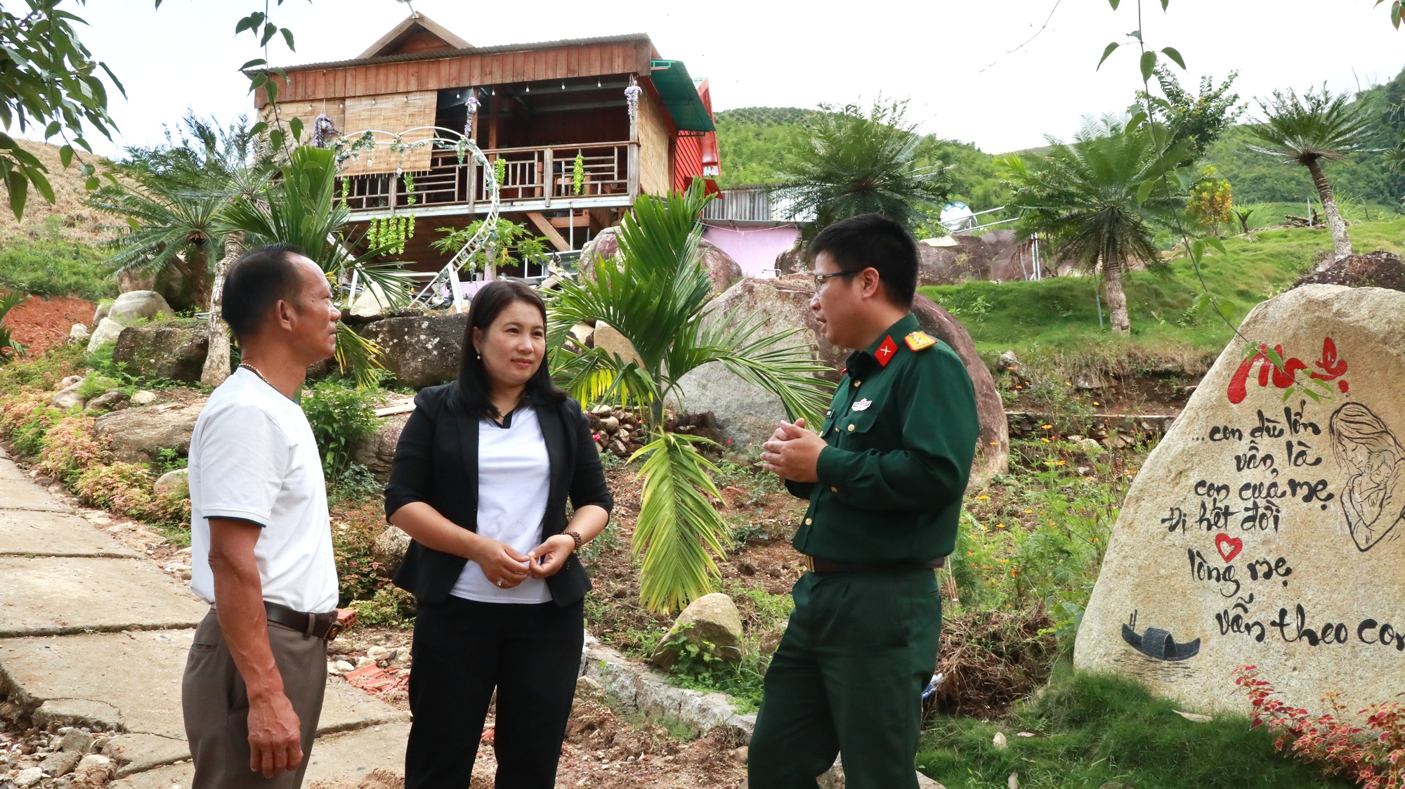 Nữ Nông dân Việt Nam xuất sắc 2023 ở Lâm Đồng làm gì mà mỗi năm thu hàng chục tỷ đồng? - Ảnh 2.