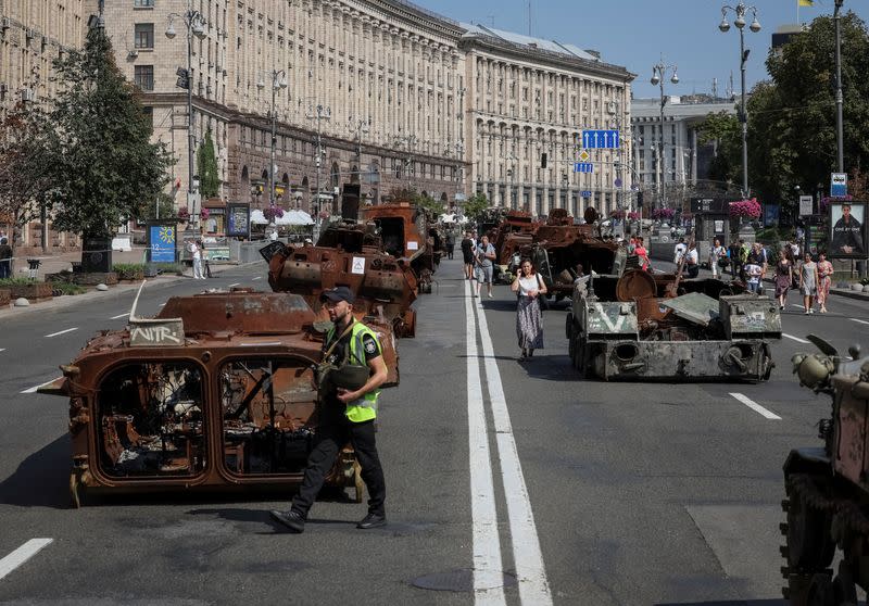 Hàng dài xe tăng Nga bị đốt cháy trơ khung xuất hiện ở trung tâm thủ đô Kiev - Ảnh 1.