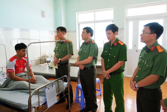 TIN NÓNG 24 GIỜ QUA: Xông vào trụ sở chém công an bị thương; khởi tố kẻ đâm chết người tại quán nhậu - Ảnh 1.