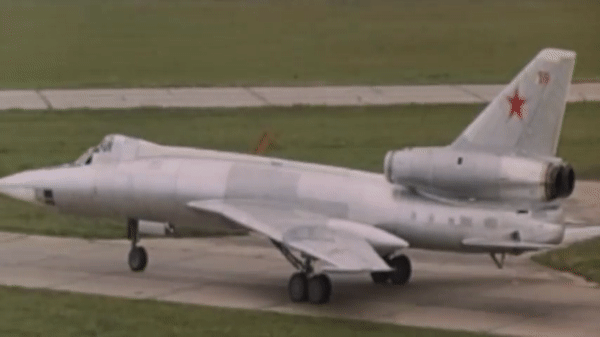 Cận cảnh oanh tạc cơ siêu thanh Tu-22 với ngoại hình &quot;cực dị&quot; - Ảnh 1.