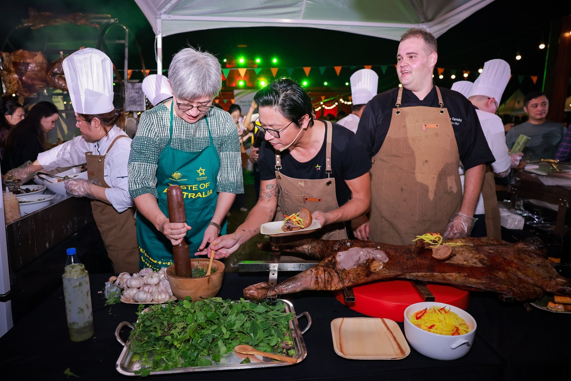 Bộ trưởng Ngoại giao Australia: Người Australia yêu thích các món ăn Việt Nam - Ảnh 1.