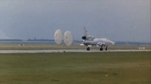 Cận cảnh oanh tạc cơ siêu thanh Tu-22 với ngoại hình &quot;cực dị&quot; - Ảnh 10.