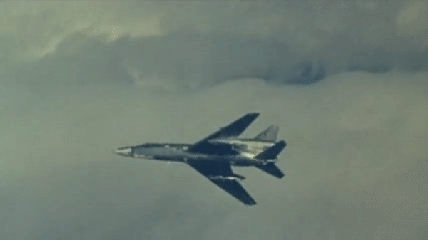 Cận cảnh oanh tạc cơ siêu thanh Tu-22 với ngoại hình &quot;cực dị&quot; - Ảnh 12.