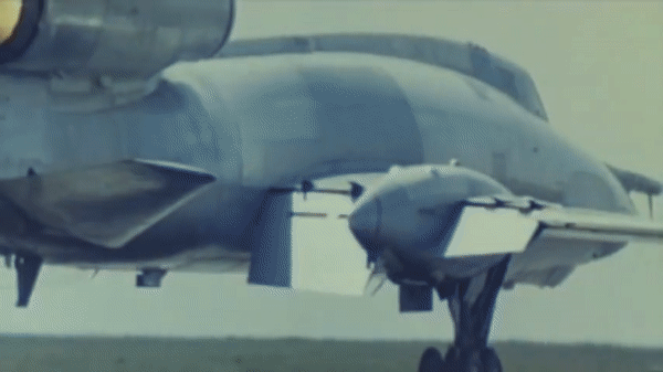 Cận cảnh oanh tạc cơ siêu thanh Tu-22 với ngoại hình &quot;cực dị&quot; - Ảnh 3.