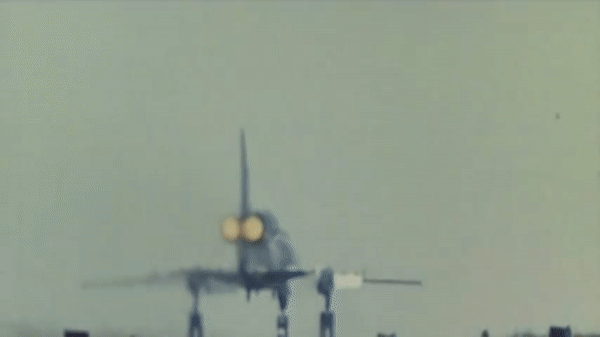 Cận cảnh oanh tạc cơ siêu thanh Tu-22 với ngoại hình &quot;cực dị&quot; - Ảnh 4.