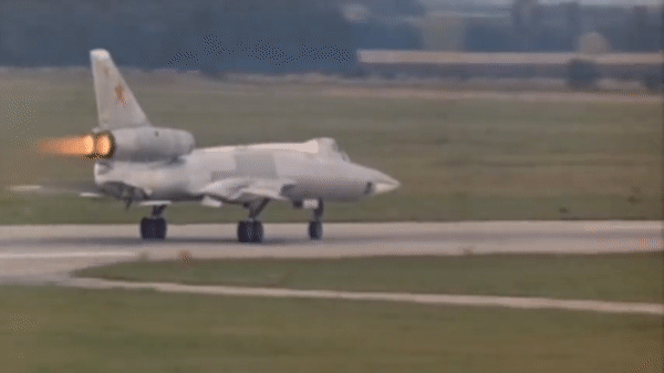Cận cảnh oanh tạc cơ siêu thanh Tu-22 với ngoại hình &quot;cực dị&quot; - Ảnh 5.