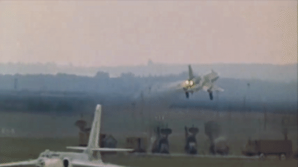 Cận cảnh oanh tạc cơ siêu thanh Tu-22 với ngoại hình &quot;cực dị&quot; - Ảnh 6.