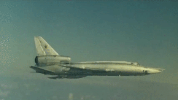 Cận cảnh oanh tạc cơ siêu thanh Tu-22 với ngoại hình &quot;cực dị&quot; - Ảnh 7.