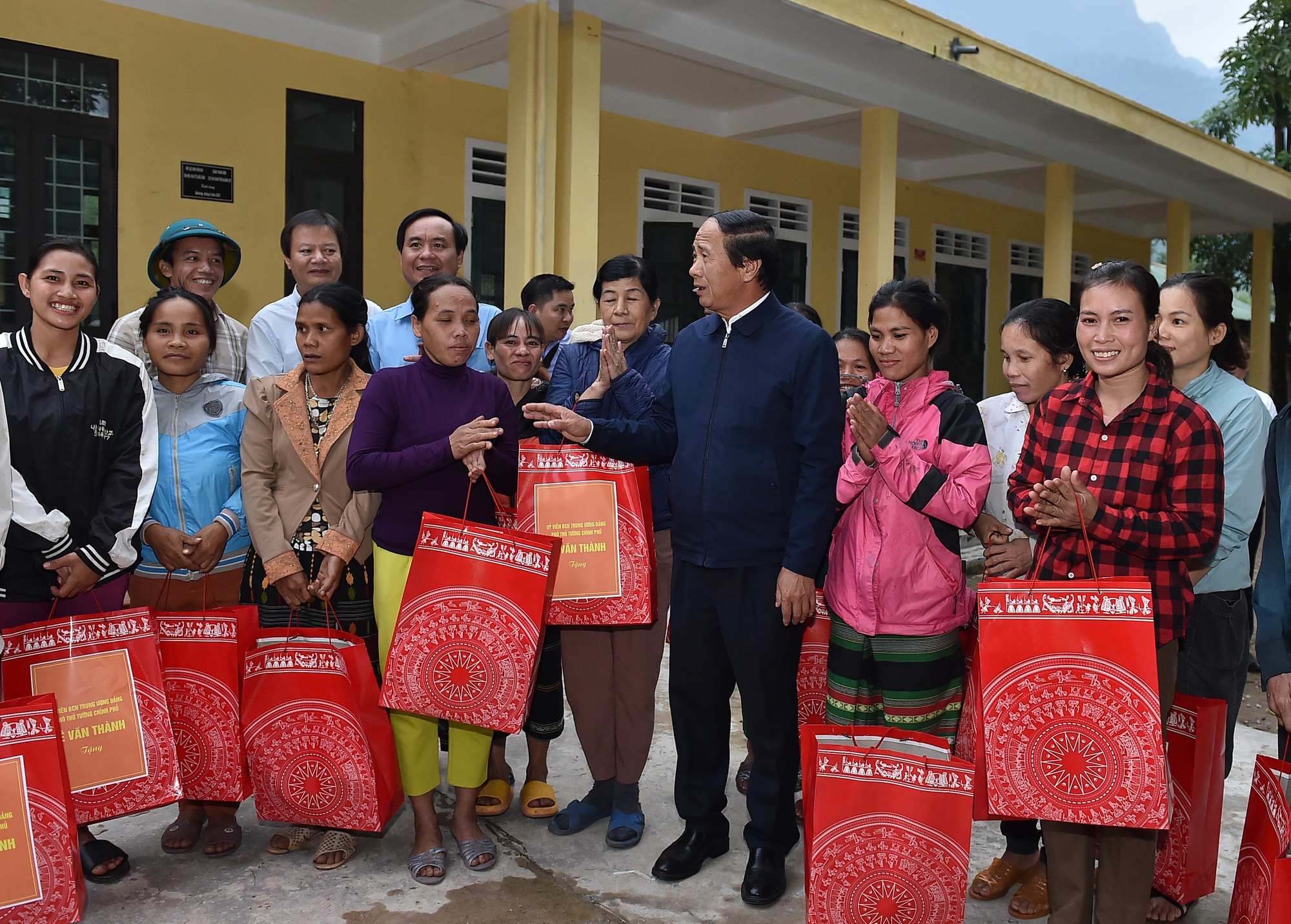 Phó Thủ tướng Lê Văn Thành và những hình ảnh kỷ niệm chuyến công tác vào vùng &quot;rốn lũ&quot; - Ảnh 5.