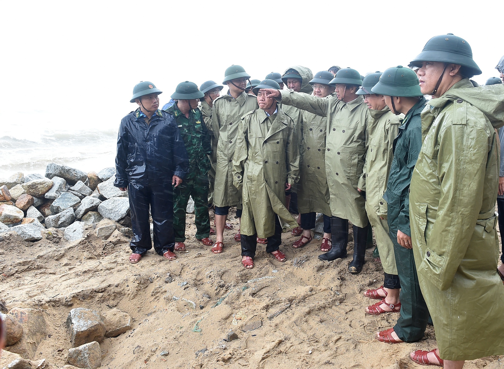 Phó Thủ tướng Lê Văn Thành và những hình ảnh kỷ niệm chuyến công tác vào vùng &quot;rốn lũ&quot; - Ảnh 3.