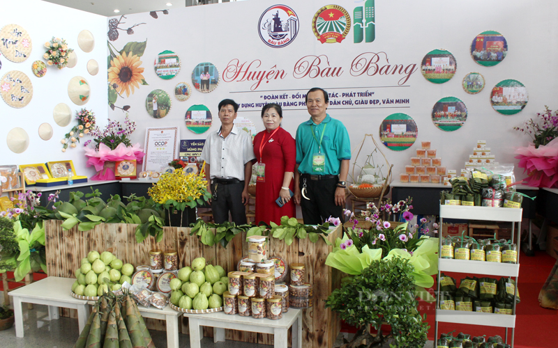 Những sản phẩm nông nghiệp tiêu biểu của hội viên nông dân huyện Bàu Bàng. Ảnh: Nguyên Vỹ