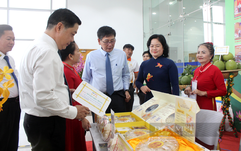 Lãnh đạo tỉnh Bình Dương tham quan gian hàng OCOP của Hội Nông dân huyện Phú Giáo. Ảnh: Nguyên Vỹ