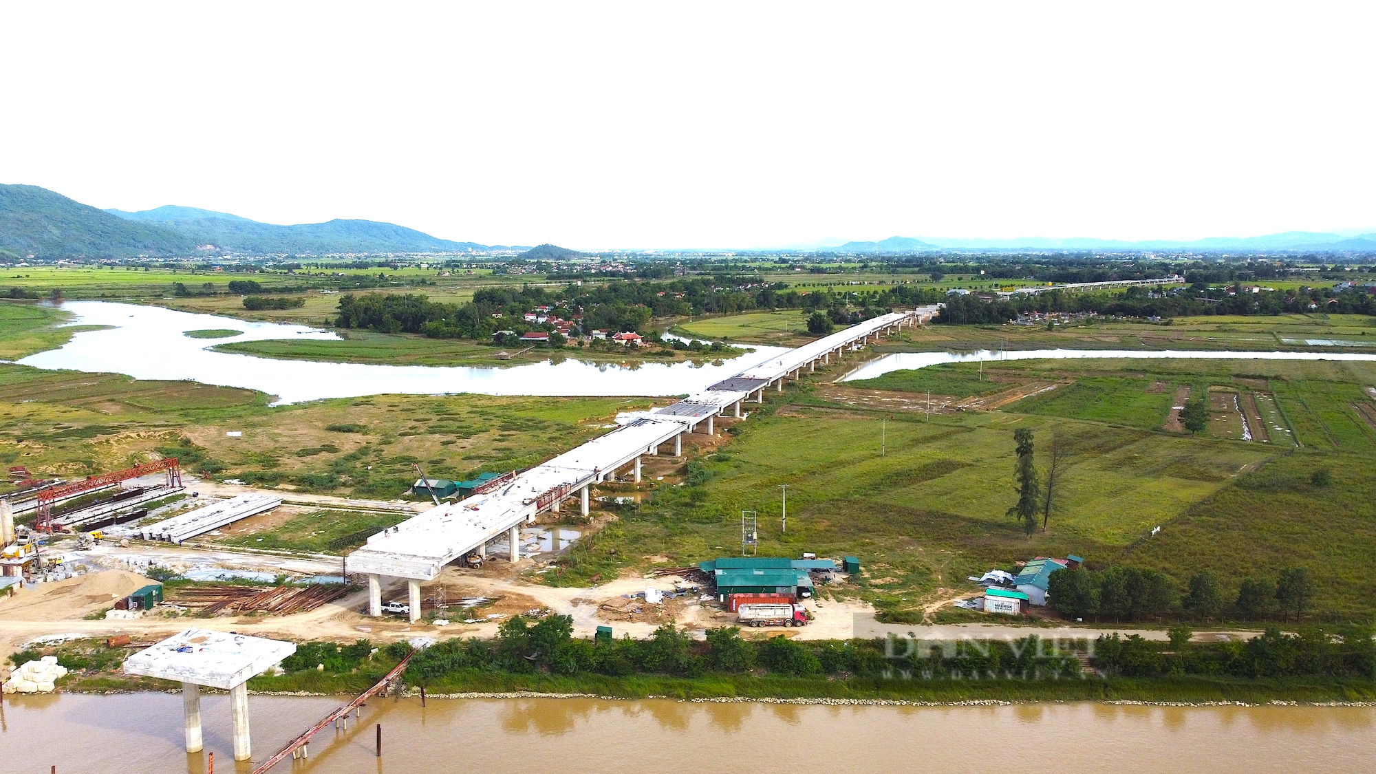 Ngắm cầu vượt sông dài nhất tuyến cao tốc Bắc-Nam - Ảnh 4.