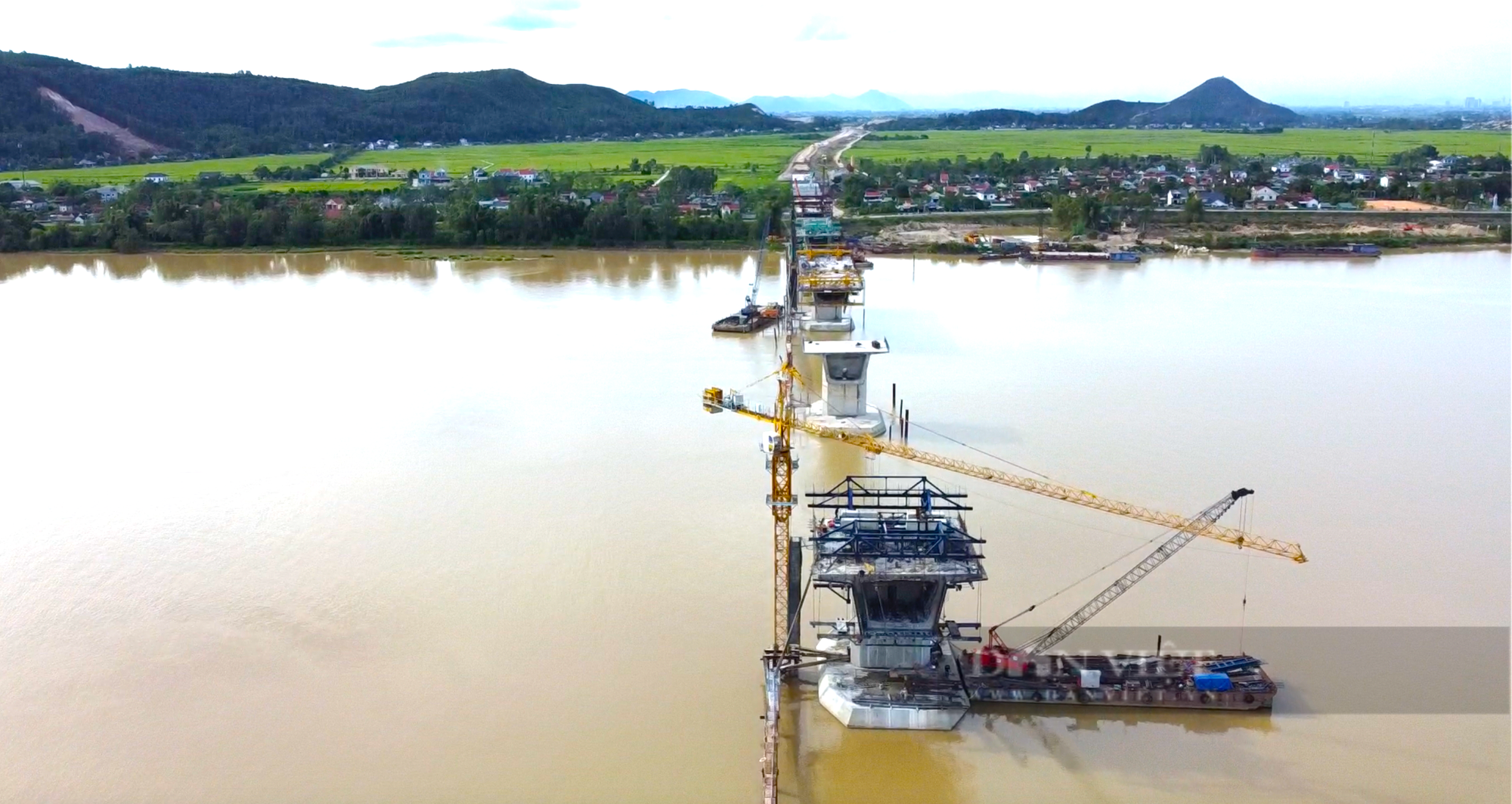 Ngắm cầu vượt sông Lam dài nhất tuyến cao tốc Bắc-Nam - Ảnh 4.