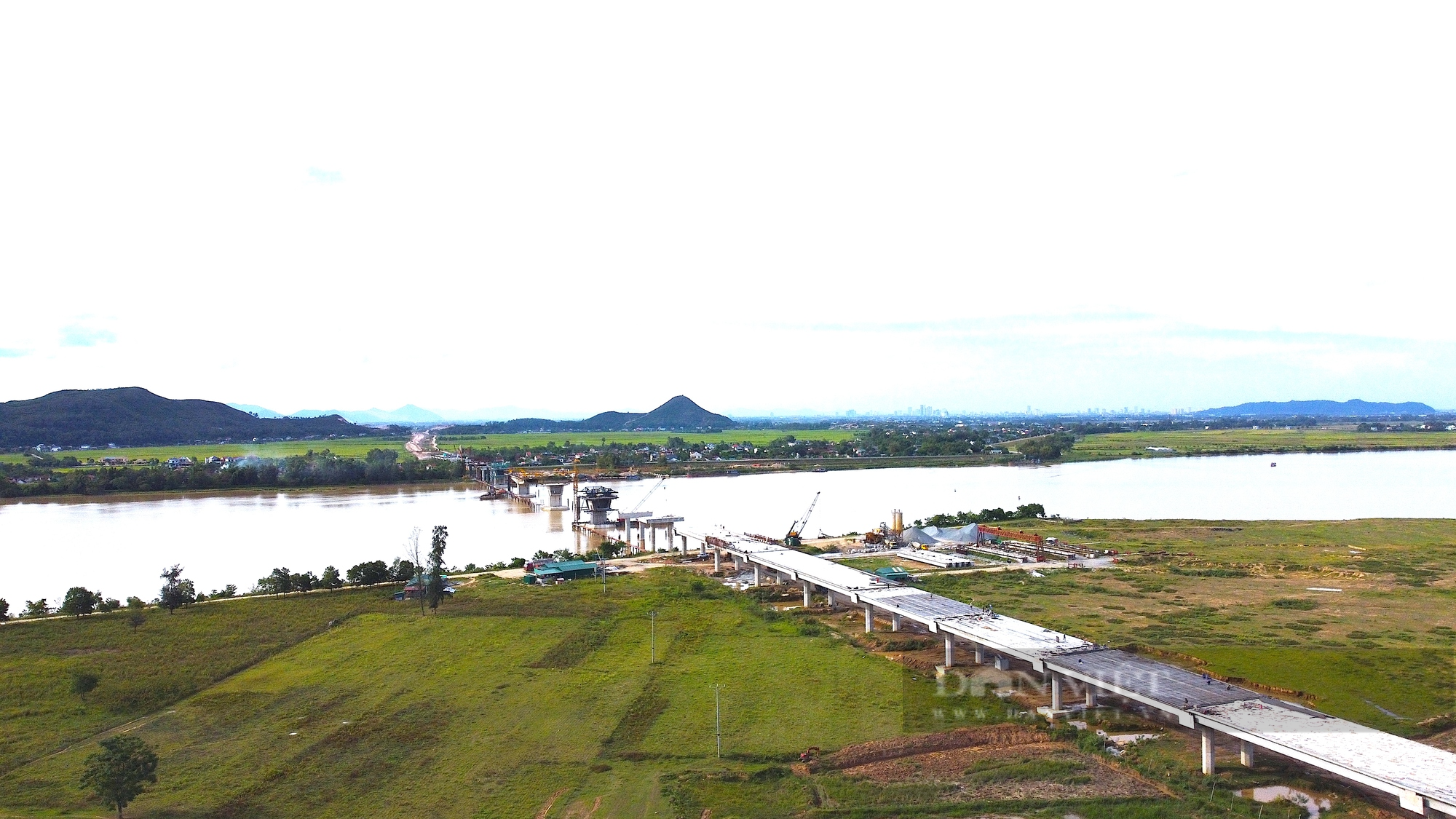Ngắm cầu vượt sông Lam dài nhất tuyến cao tốc Bắc-Nam - Ảnh 2.