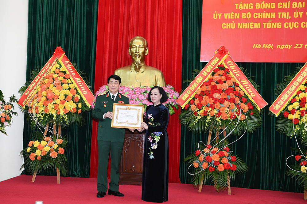 Đại tướng Lương Cường nhận Huy hiệu cao quý của Đảng - Ảnh 1.