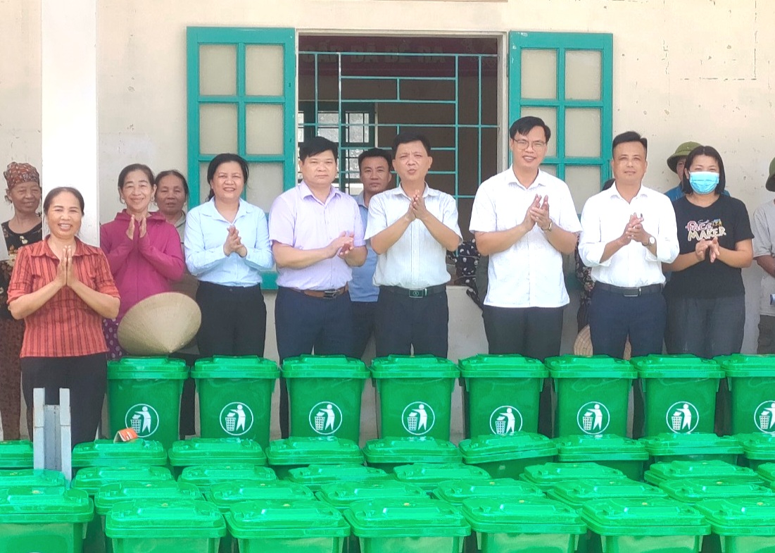 Ninh Bình: Tập huấn và bàn giao thiết bị phân loại rác thải sinh hoạt nông thôn - Ảnh 1.