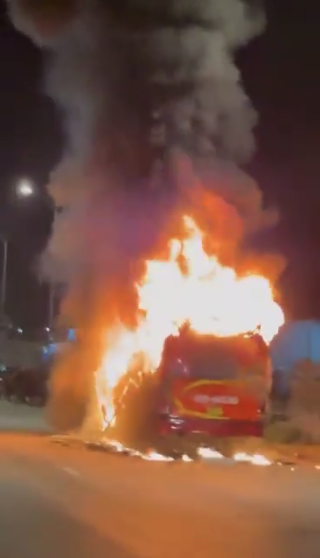 Thanh Hoá: Xe khách bốc cháy ngùn ngụt trên quốc lộ, hơn 30 người nhảy khỏi xe thoát nạn - Ảnh 2.