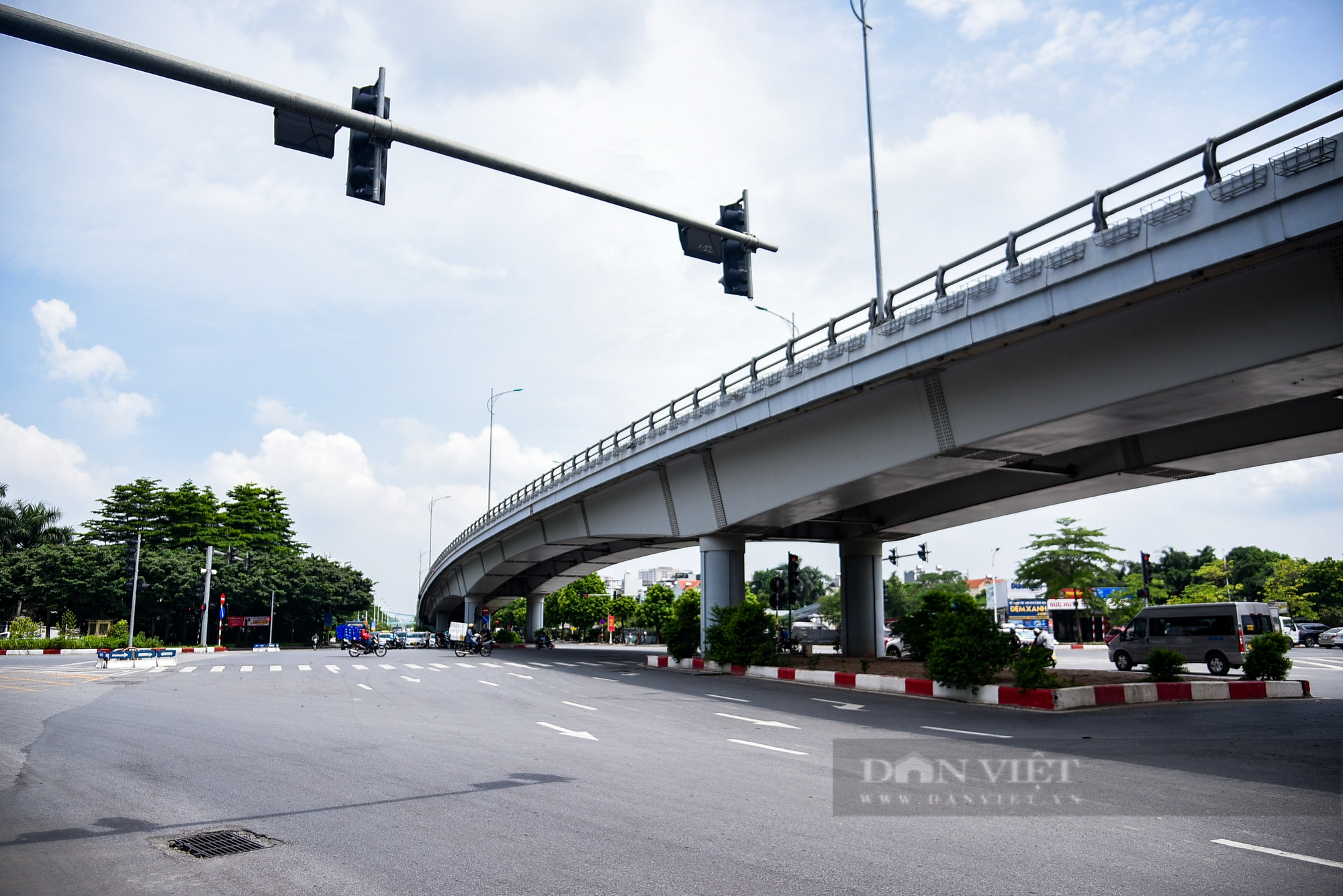 Toàn cảnh nút giao Cổ Linh - Đàm Quang Trung, nơi chuẩn bị xây hầm chui - Ảnh 9.