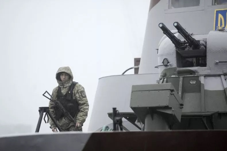Ukraine điều động tàu chiến, máy bay tiến hành cuộc tấn công 'đổ bộ' táo bạo vào Crimea  - Ảnh 1.