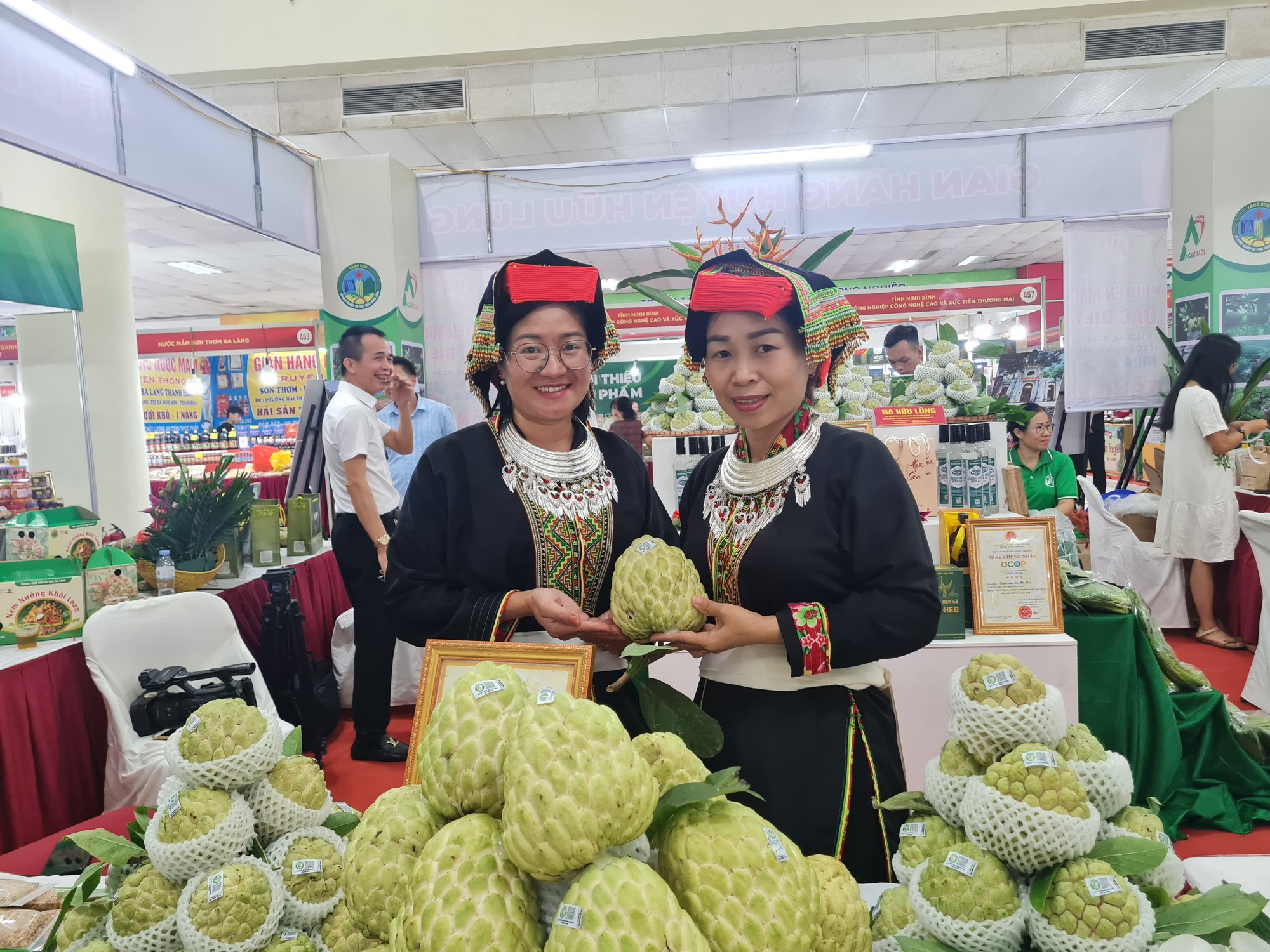 Xuất hiện những quả na to chưa từng có tại Hà Nội, có quả nặng tới gần 1kg - Ảnh 3.