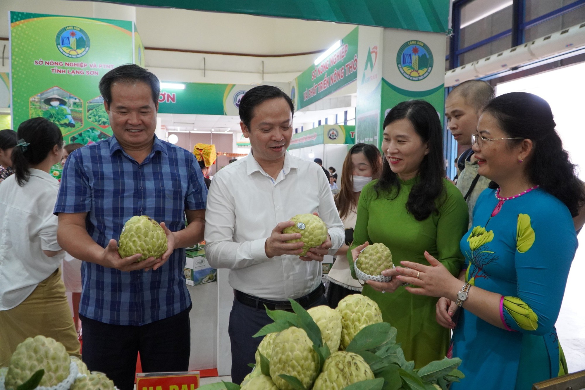 Xuất hiện những quả na to chưa từng có tại Hà Nội, có quả nặng tới gần 1kg - Ảnh 1.