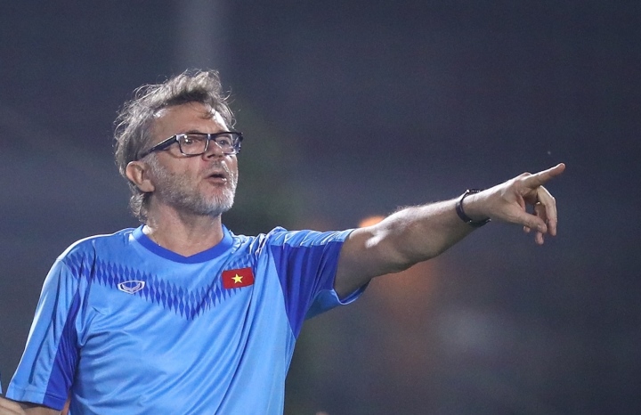 HLV Troussier: &quot;&quot;Tôi muốn nâng cao trình độ của ĐTQG nhờ các cầu thủ Việt Kiều&quot; - Ảnh 1.