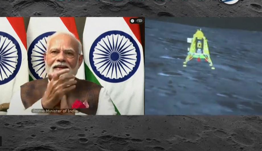 Ấn Độ &quot;vỡ oà&quot; khi tàu vũ trụ hạ cánh thành công lên Mặt Trăng, cả thế giới chúc mừng - Ảnh 1.