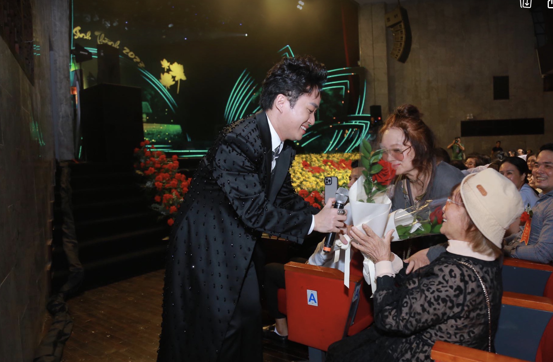Khán giả xúc động trước cử chỉ đặc biệt Tùng Dương dành cho bà và mẹ sau khi biểu diễn - Ảnh 2.