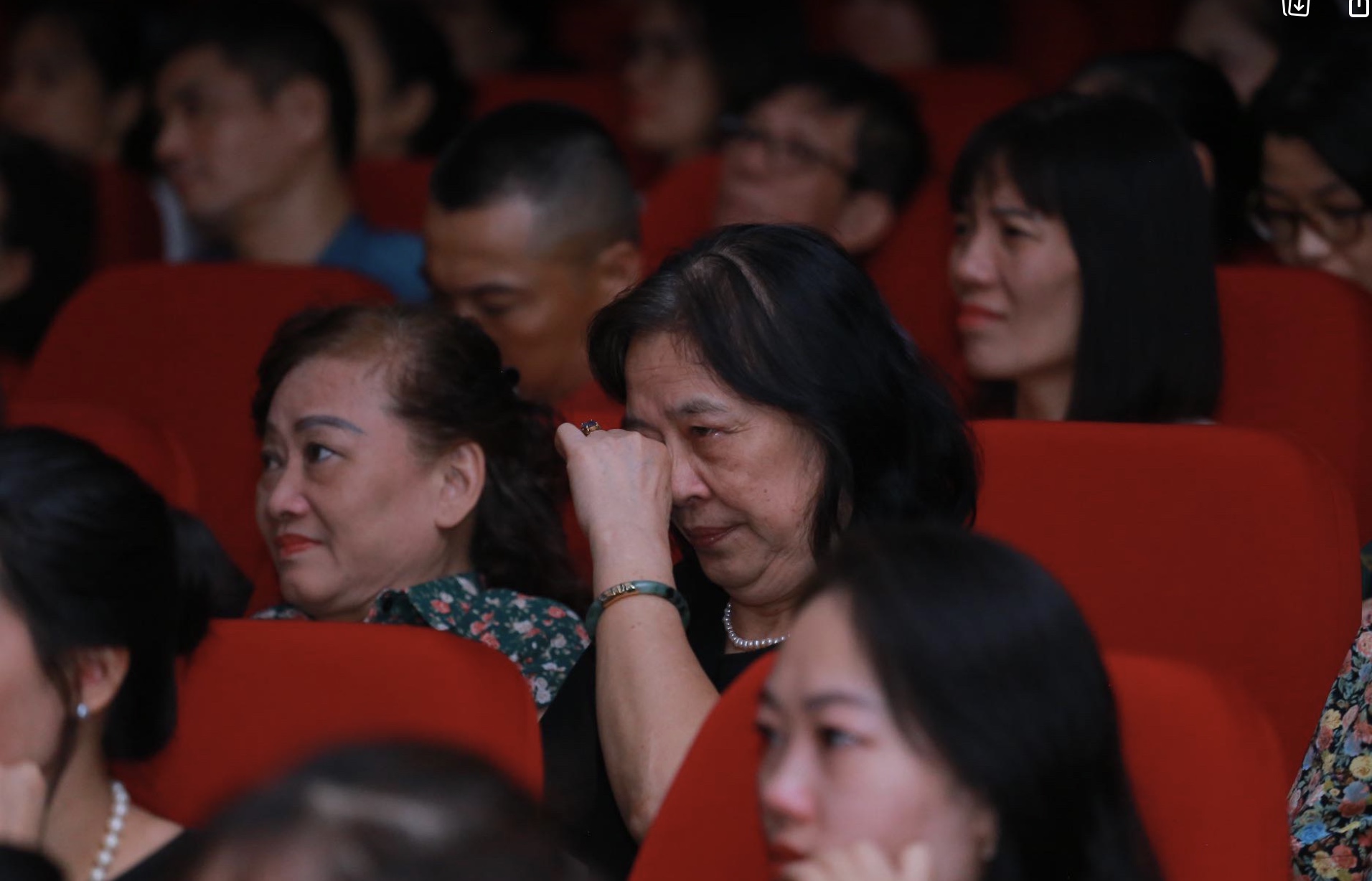 Khán giả xúc động trước cử chỉ đặc biệt Tùng Dương dành cho bà và mẹ sau khi biểu diễn - Ảnh 4.