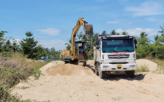 Quảng Ngãi: Bãi cát trữ tạm ở Nghĩa Phú phục vụ thi công TĐC cho cao tốc Bắc – Nam 