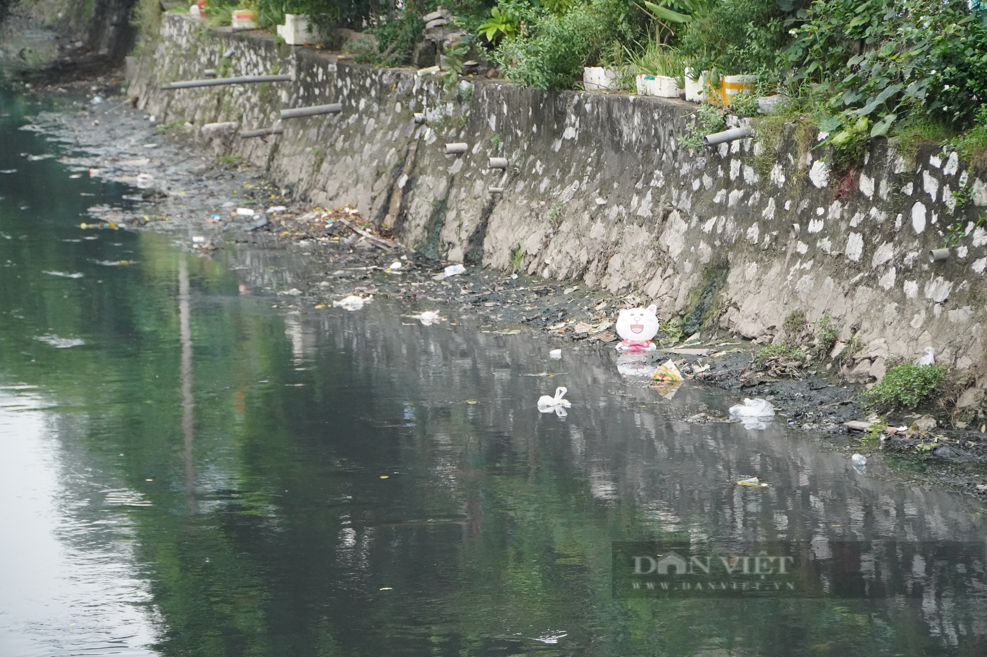 Sống khổ sở bên cạnh con kênh ô nhiễm suốt nhiều năm ở quận Hoàng Mai - Ảnh 3.