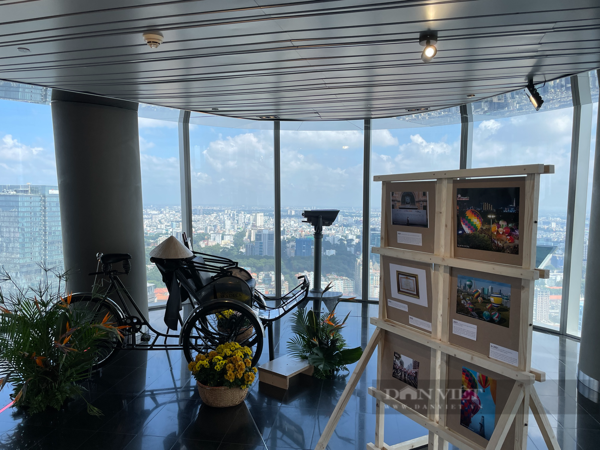 Độc đáo triển lãm ảnh 30 điều đầu tiên của du lịch TP.HCM trên nóc tòa tháp cao nhất nhì thành phố - Ảnh 4.