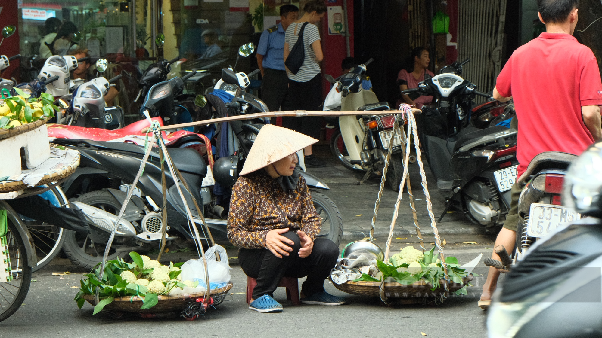 Chuyện về những gánh hàng rong mang nặng suy tư trên phố cổ Hà Nội - Ảnh 1.