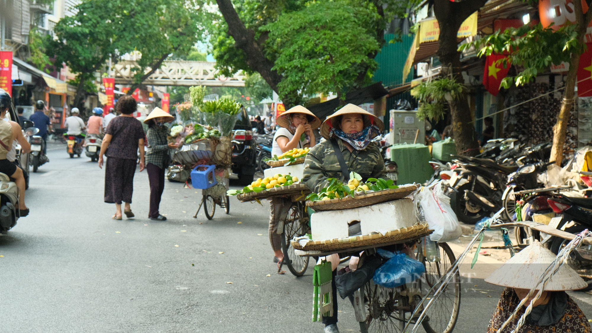 Chuyện về những gánh hàng rong mang nặng suy tư trên phố cổ Hà Nội - Ảnh 2.