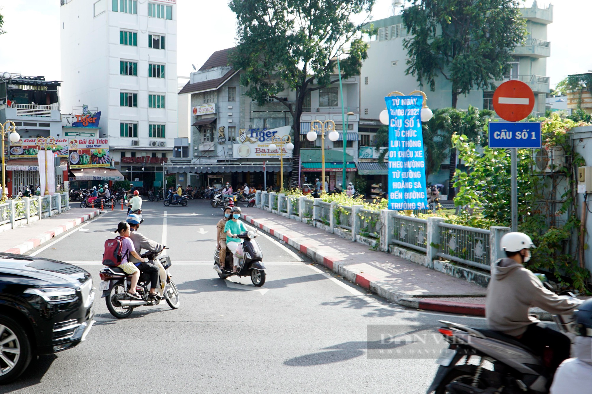 Giao thông lộn xộn trước ngày điều chỉnh tại một số cây cầu trên kênh Nhiêu Lộc-Thị Nghè - Ảnh 2.