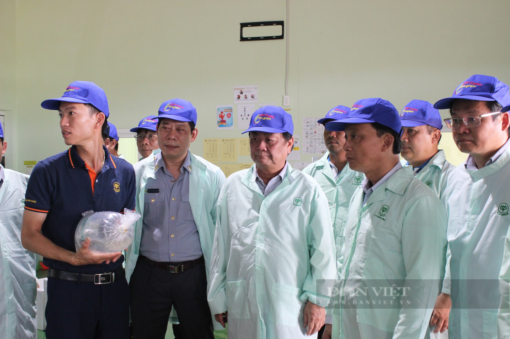 Bộ trưởng Lê Minh Hoan thăm, tặng quà ngư dân Quảng Bình và chúc mừng những chuyến biển trúng đậm vụ cá - Ảnh 2.
